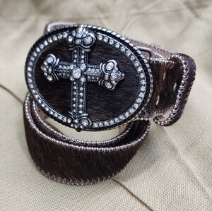 Fur cross buckle leather belt.